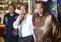 Pengacaranya Rio, Maqdir Ismail memberikan keterangan.