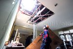 Atap Rumah Pensiunan Jenderal Polisi Jebol Tertimpa Crane