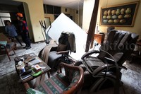 Kursi dan meja di ruang keluarga tak luput terkena reruntuhan.