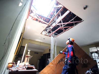 Atap Rumah Pensiunan Jenderal Polisi Jebol Tertimpa Crane