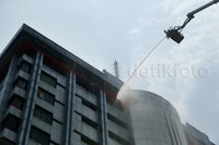 Petugas berusaha memadamkan api di lantai 14 Gedung Sarinah.