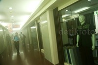 Asap mengepul di salah satu lantai Gedung Sarinah.