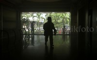 Petugas mencari titik api.