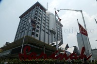 Petugas menyemprotkan air ke sumber api di lantai 14.