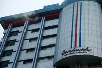 Asap tampak mengepul.