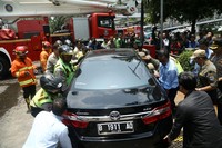 Petugas memindahkan mobil pengunjung Gedung Sarinah.