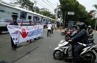 Kampanye ini dilakukan untuk menyadarkan masyarakat akan bahaya menerobos perlintasan KA.