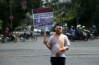 Sebuah kereta api melintas saat Komunitas Indonesian Railway Preservation Society menggelar kampanye tertib lalu lintas.