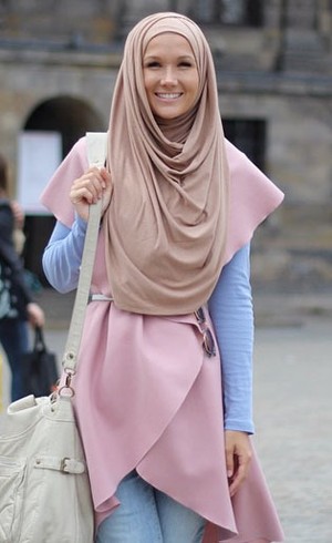 Foto: Tetap Stylish dengan Jilbab Menutup Dada Ala Hijabers Qatar, Eslimah