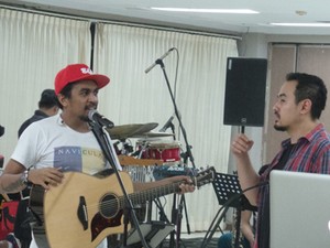 Mengintip Latihan Glenn Fredly Jelang Konser Tunggal