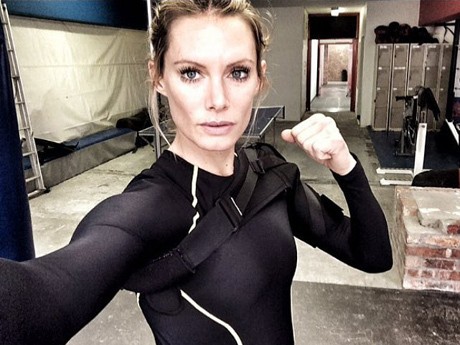Sempat Koma Usai Syuting Resident Evil, Stuntwoman Cantik Ini Akhirnya Sadar