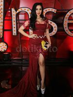 Deretan Artis Menawan Bergaun Merah di HUT !nsert