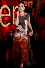 Dress Batik Ayu Dewi yang Menuai Pujian