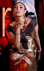 Dress Batik Ayu Dewi yang Menuai Pujian