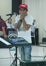 Aww, Aura Kasih Setia Temani Glenn Latihan Jelang Konser