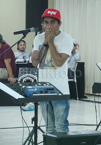 Berbagai persiapan dilakukan Glenn jelang konser tunggalnya.