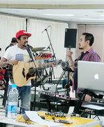 Aww, Aura Kasih Setia Temani Glenn Latihan Jelang Konser