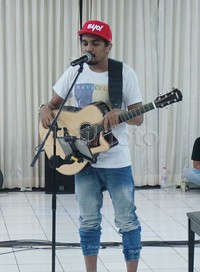 Mengalun juga lagu duetnya bersama Yura Yunita yang berjudul 'Cinta dan Rahasia'.