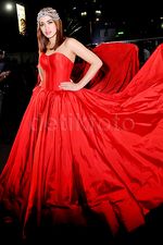 Jessica Iskandar Wow Dibalut Gaun Merah yang Dramatis