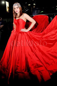 Jessica bergaun merah menyala yang terlihat dramatis. Pool/Noel/detikFoto.