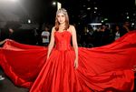 Jessica Iskandar Wow Dibalut Gaun Merah yang Dramatis