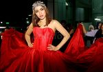 Jessica Iskandar Wow Dibalut Gaun Merah yang Dramatis