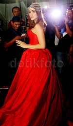 Jessica Iskandar Wow Dibalut Gaun Merah yang Dramatis