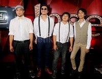 Sheila On 7 tampil kompak kenakan kemeja putih.