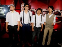 Suspenders dan dasi kupu-kupu membuat gaya mereka terlihat semakin retro.