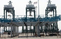 Penyelesaian Tahap I Pelabuhan Baru Tanjung Priok akan meningkatkan kapasitas layanan bongkat muat Tanjung Priok hingga 4,5 juta twenty-foot equivalent units (TEUs).       