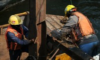 Sejumlah pekerja melakukan proses penyelesaian Tahap I Pelabuhan Baru Tanjung Priok, Jakarta, Kamis  (15/10/2015).