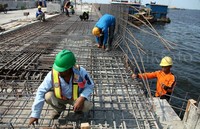 Pembangunan pelabuhan New Tanjung Priok tahap I berkapasitas 4,5 juta TEUs ini, dinilai mampu menyedot beban terminal peti kemas di Tanjung Priok.