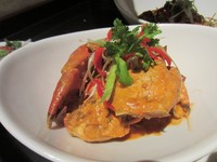 Gurihnya Chilli Crab bisa Anda cicipi di Singapore Food Corner. Empuk daging kepiting diolah dengan bumbu ​​sedikit pedas membuat selera makan menjadi bertambah.