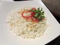 Gurih ​pulen nasi lemak enak dinikmati hangat. Disajikan dengan telur, ikan bilih dan sambal yang pedas menggigit.​