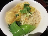 Sluuurrrp... Semangkuk Wonton mee kuah yang hangat ditemani dengan pangsit isi udang dan  kailan​. B​isa menjadi pilihan Anda untuk menghangatkan tubuh atau ingin mencicipi makanan berkuah.