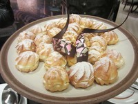 Ini yang menjadi idola di Singapore Food Corner, durian cream puff. Susyang diisi dengan  durian manis yang creamy dan ditaburi gula bubuk​. Legit sekaligus wangi!
