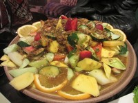 Pedas manis bumbu rujak, dicampur dengan potongan-potongan buah segar menjadikan sepiring rojak ​​ini lebih istimewa dibanding rujak lainnya. Potongan lemon membuat rujak menjadi semakin segar.