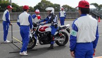 Para peserta unjuk kebolehan dalam menaklukkan setiap rintangan yang diujikan dalam The 16Th Safety Japan Instructors Competition. Pool/Bagus Kurniawan/detikFoto.