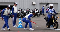 Instruktur safety riding dari Indonesia melakukan uji keseimbangan narow plank. Dalam kompetisi ini, Indonesia mengirimkan M. Ady Sucipto untuk kelas 400 cc dan Iskandar di kelas 125 cc. Pool/AHM/detikFoto.