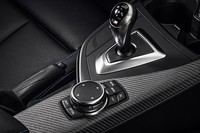 Mobil ini menggunakan transmisi M DCT. Dengan sistem ini, pengendara bisa mengubah gigi secara otomatis atau manual menggunakan M gearshift lever pada konsol tengah atau paddle shift di setir yang dilapisi kulit. Ist/BMW.