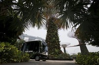 Sebuah kendaraan tanpa sopir mengantar para jurnalis yang meliput di Gardens by the Bay. REUTERS/Edgar Su.