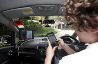 Seorang kru menginput data rute perjalanan di mobil tanpa sopir dalam sebuah demonstrasi. REUTERS/Edgar Su.