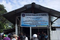 Bandara Wamena yang tampak sederhana, bahkan bisa dibilang mirip warteg. Bandara tersebut merupakan satu-satunya dan berfungsi sebagai akses pengubung utama antara Wamena dengan Jayapura dan kota lainnya di Papua (Randy/detikTravel)