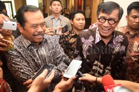 Menkum HAM Yasonna Laoly dan Jaksa Agung HM. Prasetyo menjawab pertanyaan wartawan.