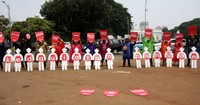 Para pendemo yang memakai jas hujan warna-warni demo di depan Istana Negara. Pool/Lamhot Aritonang/detikFoto.