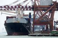 Sebuah kapal bersandar di Pelabuhan Tanjung Priok.