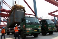 Sejumlah truk bersiap mengangkut peti kemas.