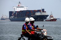 Kapal peti kemas bersiap untuk bersandar di Pelabuhan Tanjung priok.