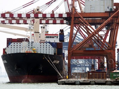 Melihat Kesibukan Bongkar Muat di Pelabuhan Priok