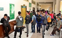 Antrean pelanggar lalu lintas hingga keluar ruang sidang. Pool/Lamhot Aritonang/detikFoto.